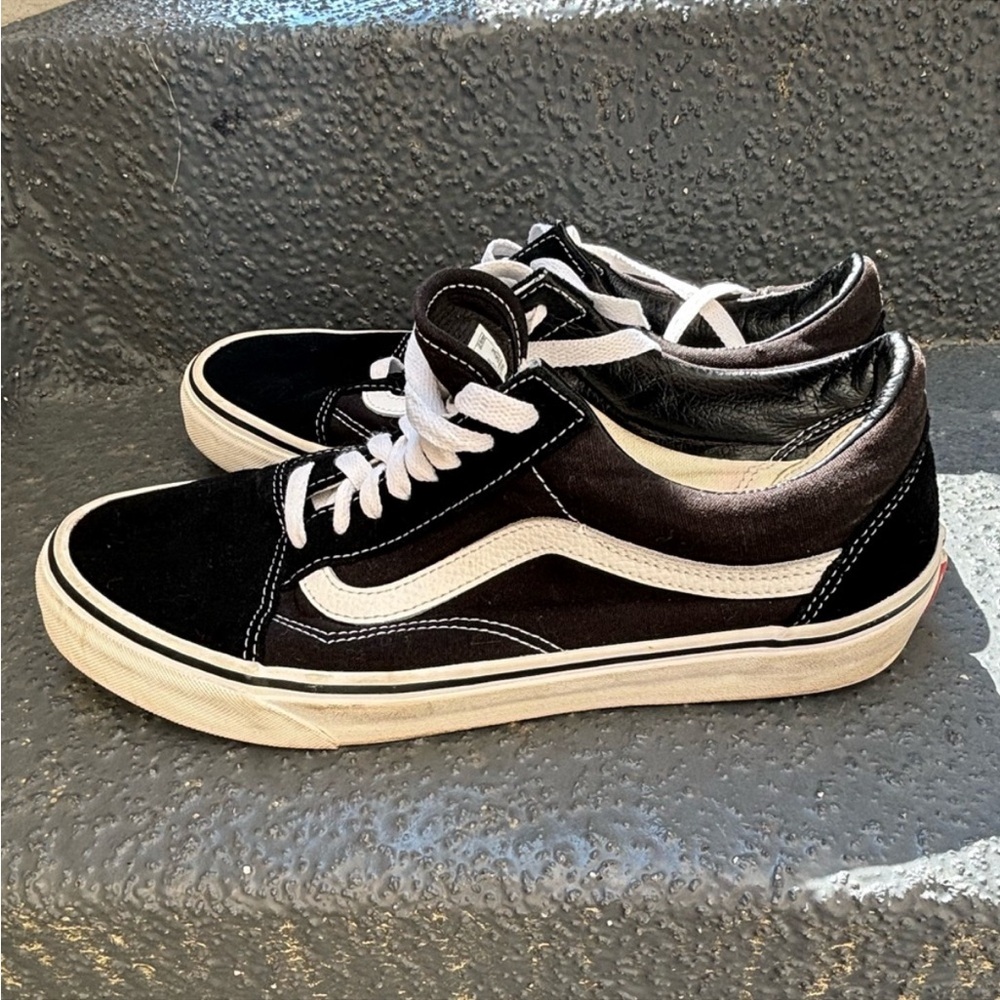 Vans Old Skool in the classic black and white colorway men’s size 10